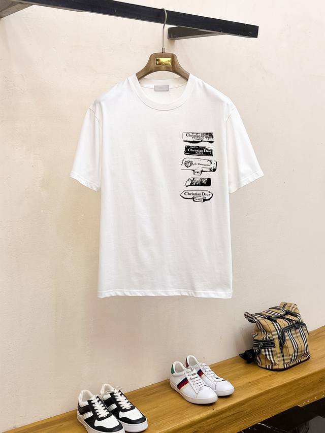 Dior2025春夏新款原单男士圆领短袖T恤 同步售卖 高端品质 高版本 Os版型阔版 爆款定制进口双股100%纯棉面料 胸前后背印胶字母Logo设计 手感柔软