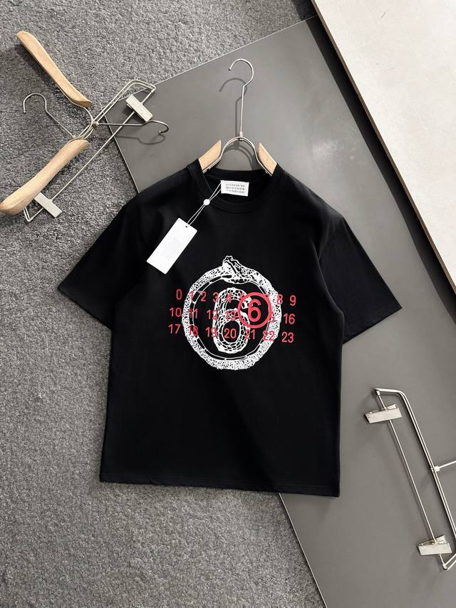 马吉拉2025春夏新款原单男士圆领短袖T恤 同步售卖 高端品质 高版本 Os版型阔版 爆款定制进口双股100%纯棉面料 胸前后背印胶字母Logo设计 手感柔软细