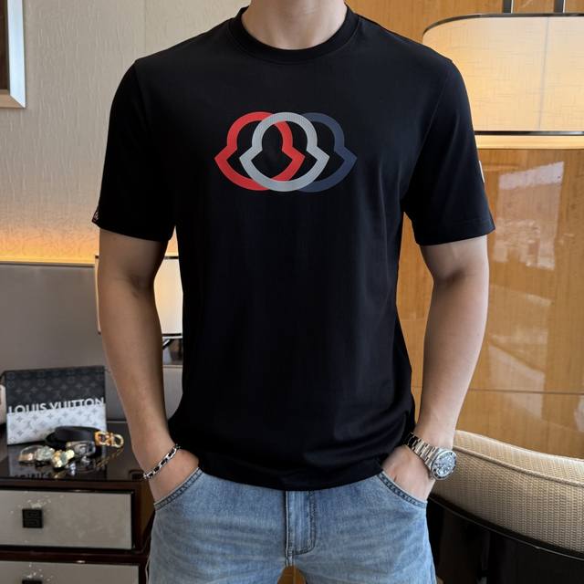 蒙口 2025Ss蛇年贺岁款春夏精品短袖T恤 官网同步 高端品质 定制顶级丝光棉面料，顶级大厂1:1制作，时尚大牌重工艺Logo设计，手感柔软细腻 穿着亲肤舒适