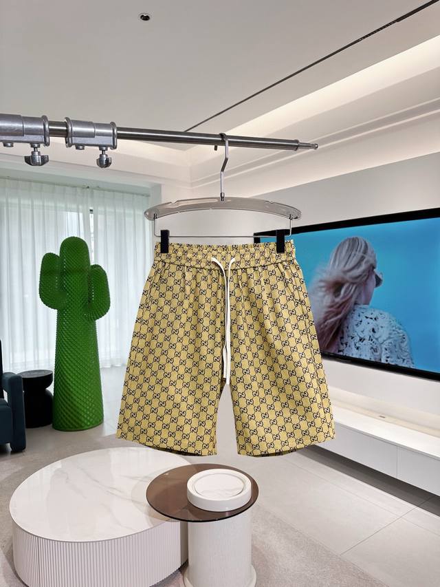 古奇 三标齐全 2025夏季新款男士休闲短裤，高级定制面料透气面料 透气弹力舒适度极高，细节无可挑剔，顶级辅料配备，原版Logo设计理念，手感细腻柔软！上身版型