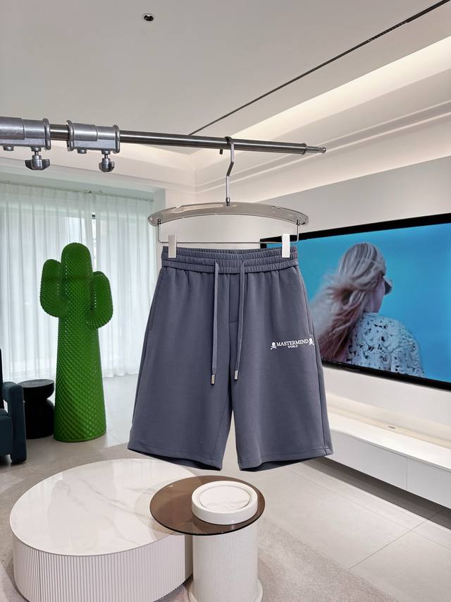 Mmj 三标齐全 2025夏季新款男士休闲短裤，高级定制面料透气面料 透气弹力舒适度极高，细节无可挑剔，顶级辅料配备，原版Logo设计理念，手感细腻柔软！上身版