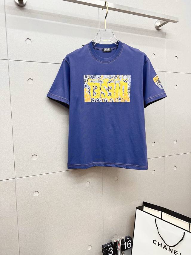 迪赛 2025Ss新款字母印花圆领短袖，极具设计精选客供100%全棉面料，手感柔软亲肤，着身舒适透气性都无法挑剔，实物绝对会让你爱不释手！宽松小落肩的圆领版型裁