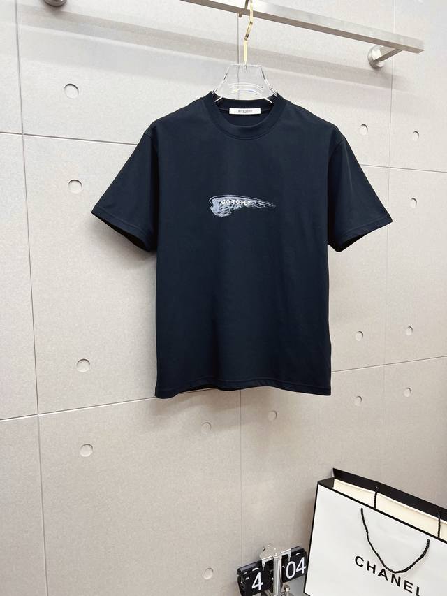 纪梵希 2025Ss新款字母印花圆领短袖，极具设计精选客供100%全棉面料，手感柔软亲肤，着身舒适透气性都无法挑剔，实物绝对会让你爱不释手！宽松小落肩的圆领版型