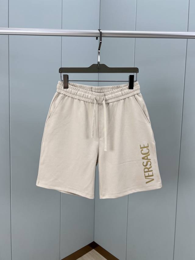 Versace.范思哲 夏季新品字母立体印花标识冰氧棉休闲短裤，正面左侧饰品牌字母印花元素、重释品牌标志性设计，弹性松紧腰边带抽绳，两个侧袋+背面贴袋设计，定制