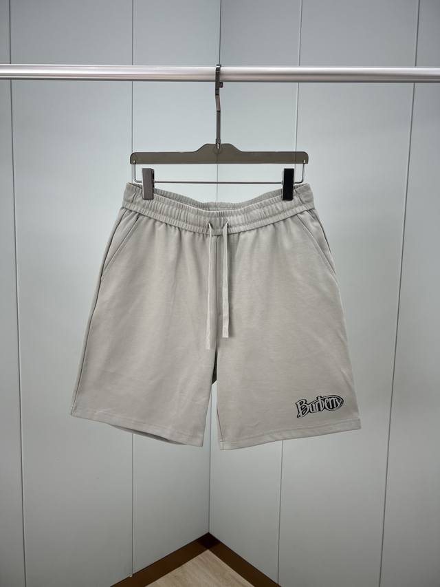 Burberry.巴宝莉 夏季男士复古感字母印花徽标冰氧棉休闲短裤，正面脚口点缀焕新演绎的复古感典藏徽标印花设计，弹性松紧腰边带抽绳，两个侧袋+背面贴袋设计，定