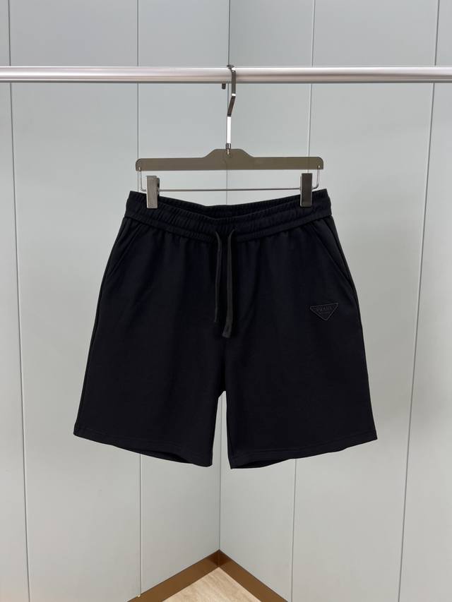 prada.普拉达 夏季经典倒三角字母刺绣徽章&植绒印花标识冰氧棉休闲短裤，正面左侧袋口饰有倒三角字母刺绣徽章、背面贴袋饰品牌植绒印花Logo，辨识度直接拉满，