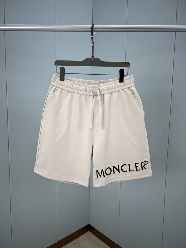 Moncler.蒙口 夏季男士饰品牌字母植绒Logo印花冰氧棉休闲短裤，正面左侧脚口边胸前字母由植绒印花设计加以经典毡艺刺绣章仔设计，辨识度直接拉满，弹性松紧腰
