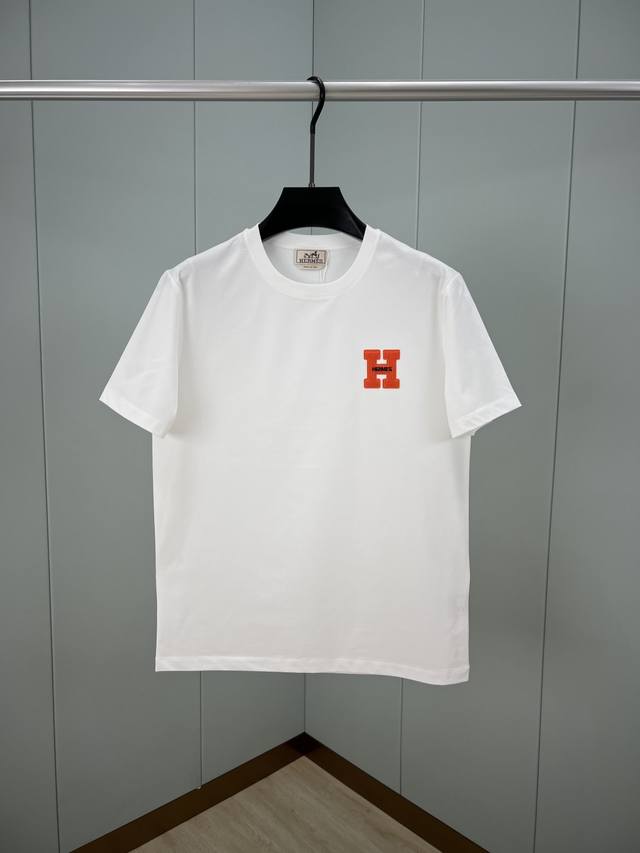 HermèS.爱马仕 25夏季经典徽章H刺绣Logo短袖T恤，正面胸前橙色H刺绣元素设计，简约又吸睛，低调又高级，辨识度直接拉满，版型是经典的正肩常规款、尺码标