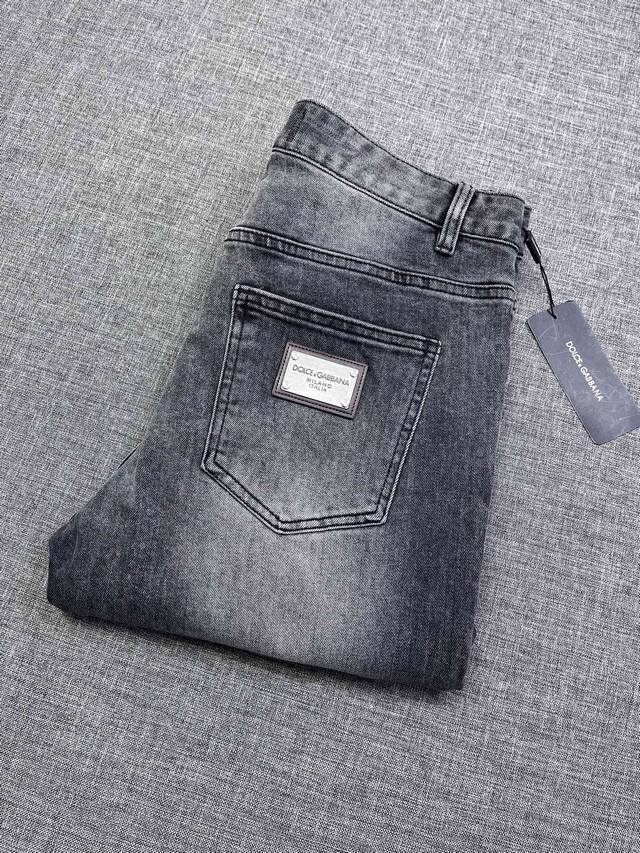 Dolce&Gabbana 杜嘉班纳 Dg2025新款牛仔裤 立体剪裁完美塑形面料质舒适柔软随意搭配、舒适代表它对时尚休闲的诠释是Dg一贯作风 细节处体现这个品