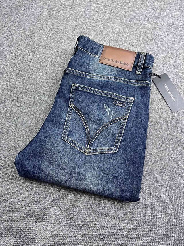 Dolce&Gabbana 杜嘉班纳 Dg2025新款牛仔裤 立体剪裁完美塑形面料质舒适柔软随意搭配、舒适代表它对时尚休闲的诠释是Dg一贯作风 细节处体现这个品