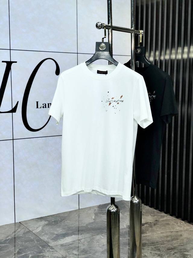 Lv 2025早春新款首发最新款短袖圆领T恤 高端订制 设计前卫时尚！高端定制高支棉面料.手感柔软.穿着舒适.级别精致车线.做工精细.上身效果无敌帅气！型男必备