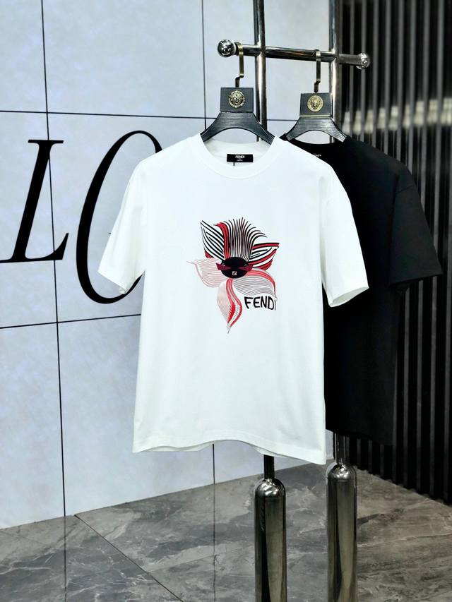 芬迪 2025早春新款首发最新款短袖圆领T恤 高端订制 设计前卫时尚！高端定制高支棉面料.手感柔软.穿着舒适.级别精致车线.做工精细.上身效果无敌帅气！型男必备
