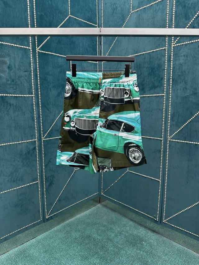 巴宝莉 25Ss新款短裤，选用意大利精纺棉府绸面料打造。装饰新季印花，灵感源自复古跑车。此件精品呈现休闲版型。 码数：S.M.L.Xl.