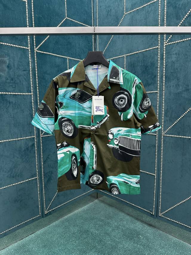 巴宝莉 25Ss新款短袖衬衫，选用意大利精纺棉府绸面料打造。装饰新季印花，灵感源自复古跑车。此件精品呈现休闲版型。 码数：S.M.L.Xl.