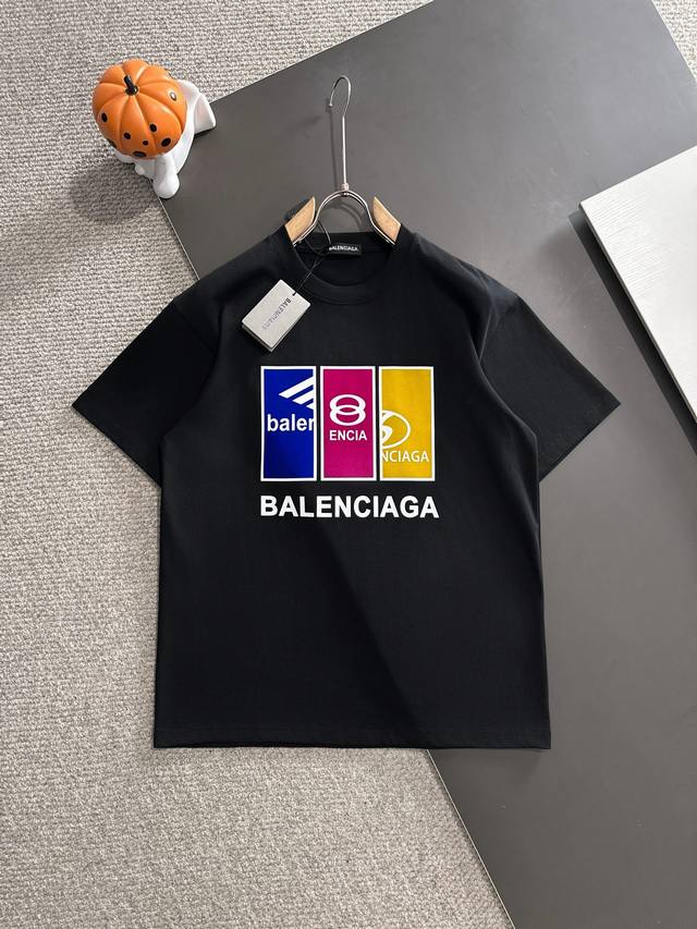 Balenciaga巴黎世家* 2025春夏款上新 原高版本 巴黎世家 面料采用280克高密度纯棉 不变形 不缩水 工艺介绍：双线走位 胸前3色植绒贴片＋进口硅