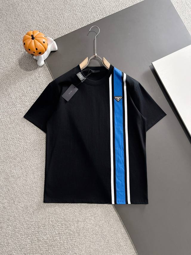 prada普拉达* 2025春夏款上新 原高版本 普拉达 面料采用280克高密度纯棉 不变形 不缩水 工艺介绍：双线走位 拔胶印 透气不闷气＋进口电镀五金三角标