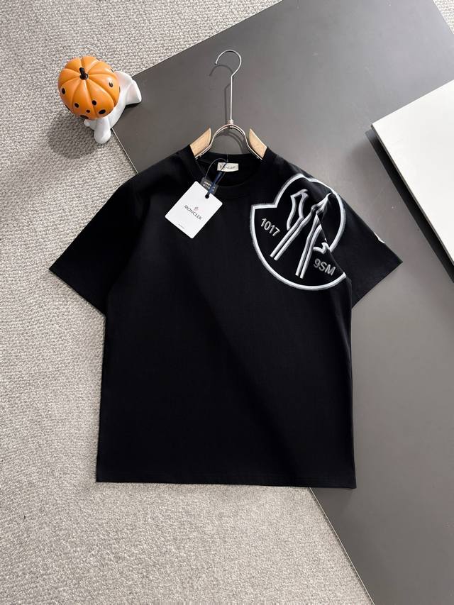 Moncler蒙口* 2025春夏款上新 原高版本 蒙口 面料采用280克高密度纯棉 不变形 不缩水 工艺介绍： 双线走位 3D立体印花 颜色： 黑色 尺码：S
