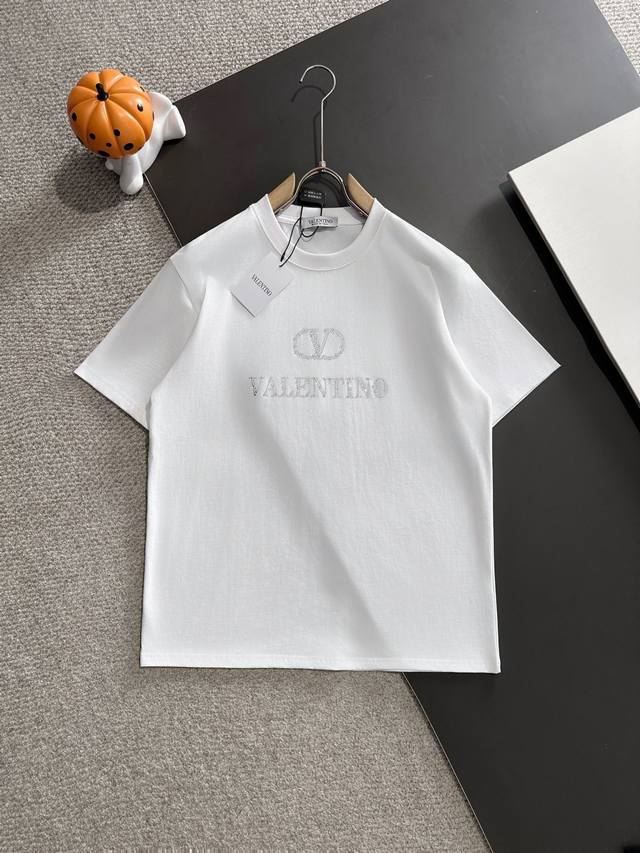 Valentino华伦天奴* 2025春夏款上新 原高版本 华伦天奴 面料采用280克高密度纯棉 不变形 不缩水 工艺介绍：双线走位 进口高温澳钻 简单 百搭