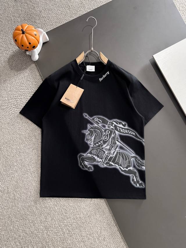 Burberry巴宝莉* 2025春夏款上新 原高版本 巴宝莉 战马 面料采用280克高密度纯棉 不变形 不缩水 工艺介绍：双线走位 前幅采用泡沫压胶＋B家Lo