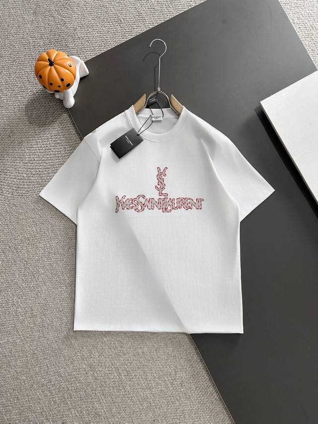Saintlaurent圣罗兰* 2025春夏款上新 原高版本 圣罗兰Ysl 面料采用280克高密度纯棉 不变形 不缩水 工艺介绍：双线走位 前幅采用印花复底