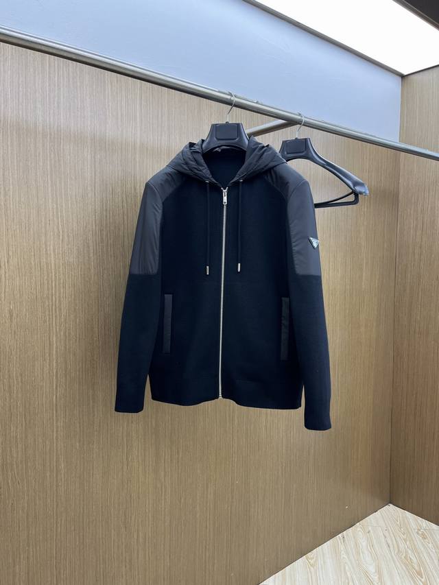 秋冬羽绒 pd 2540Ss秋冬新款时尚休闲连帽针织羽绒服外套 胸口经典Logo爆款羽绒服，国标90#白鸭绒填充，处处细节显工艺足够的高级 结构性剪裁的设计改变