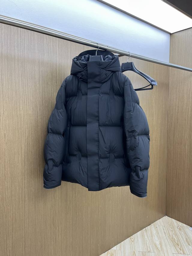 秋冬羽绒 Zz 2540Ss秋冬新款时尚休闲连帽羽绒服外套 胸口经典Logo爆款羽绒服，国标90#白鸭绒填充，处处细节显工艺足够的高级 结构性剪裁的设计改变来展