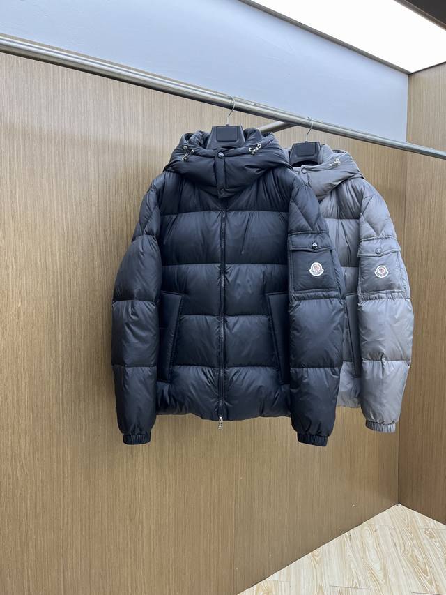 秋冬羽绒 Mon 2540Ss秋冬新款时尚休闲连帽羽绒外套 帽子可拆卸 ，胸口经典Logo爆款羽绒服，90#白鹅绒填充，处处细节显工艺足够的高级 结构性剪裁的设