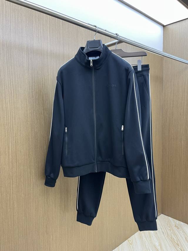秋冬 套 pd 官网独家专供 高端独家定制款 秋冬新款专柜同款休闲套装，透气舒适休闲！高级感满满！细节精致高档，做工无可挑剔！原版高端面料很显高级！面料挺括抗皱