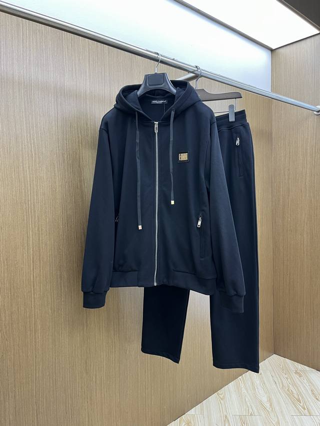 秋冬 套 Dg 官网独家专供 高端独家定制款 秋冬新款专柜同款休闲套装，透气舒适休闲！高级感满满！细节精致高档，做工无可挑剔！原版高端面料很显高级！面料挺括抗皱