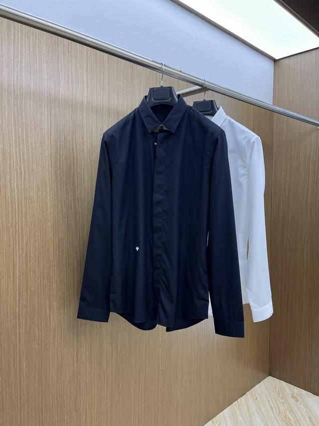 秋冬 Cd Ss春夏新款时尚简约长袖衬衫，本款轻盈棉质衬衣采用全棉质地面料，经典简约设计搭配，清爽色调，颜色超超超超级赞，这一季最值得入手的单品，简约大气又精致