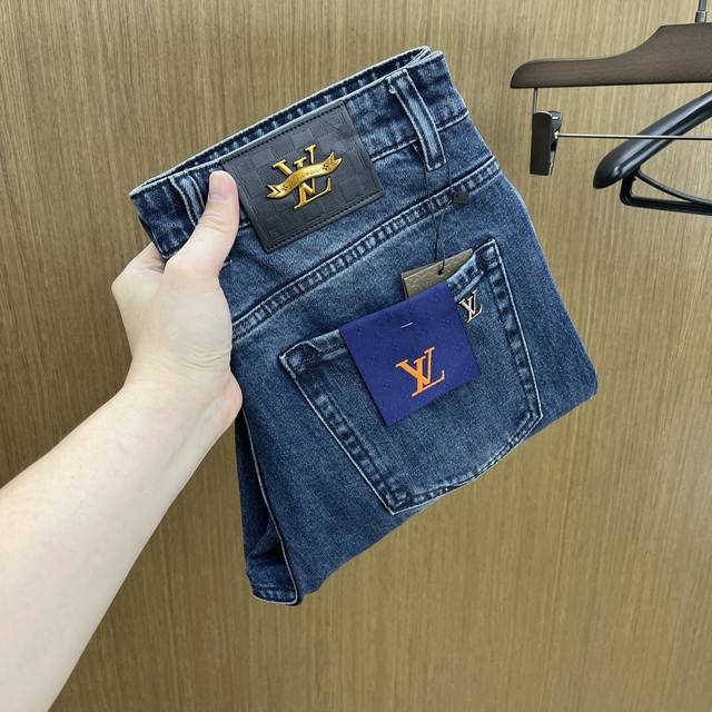 秋冬 Lv 高端定制、25Ss秋冬最新款牛仔裤 柜台同步发售 进口固色面料 原版定制复刻 客供五金辅料 原单品质 重工洗水 做工走线精细 上身绝佳！优选单品 F