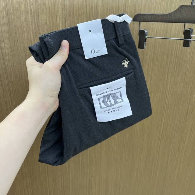 秋冬 Cd 2540Ss秋冬新品，官网同步有售，男士高端商务休闲西裤，高端进口面料，带弹力，后面采用硅胶字母压胶，五搭配，即经典又时尚，合体裁缝，上身效果无约束