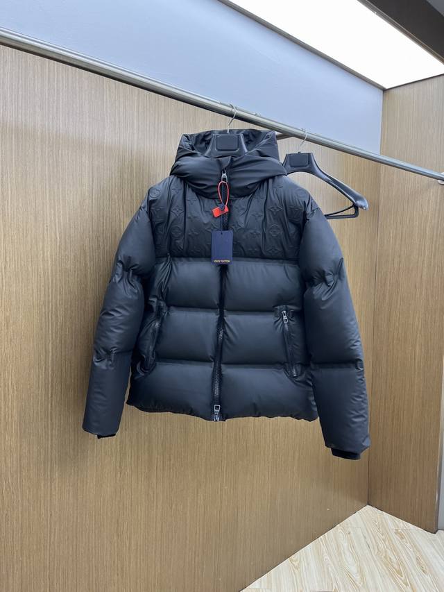 秋冬羽绒 Louis Vuitton 路易威登 Ss25官网走秀款压花老花皮质拼接立领羽绒服夹克外套 Lv羽绒服品质款 填充：填充物为国标鹅绒 蓬松度拉满 保暖