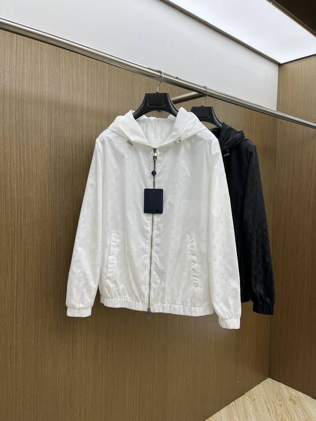 秋冬 2025Ss Lv 秋冬新品夹克外套 系列 专柜定制面料 透气舒适度高，细节无可挑剔，元素设计理念，体现高品质。手感细腻柔软！呈现休闲裁剪，上身版型超赞！