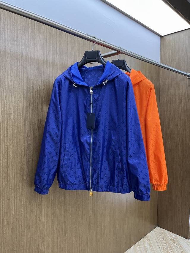 秋冬 2025Ss Lv 秋冬新品夹克外套 系列 专柜定制面料 透气舒适度高，细节无可挑剔，元素设计理念，体现高品质。手感细腻柔软！呈现休闲裁剪，上身版型超赞！