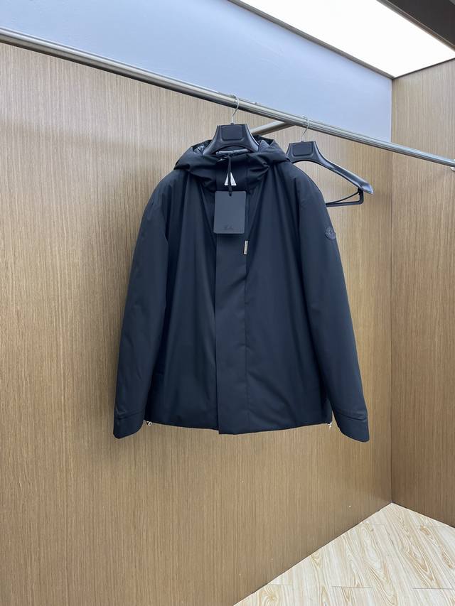 价格p修正 秋冬羽绒 羽绒服 M家2025新款连帽羽绒服。连帽设计，男女同款，时尚感满满。采用定制面料，防风防雨，保暖有型；蓬松保暖；胸前饰以品牌Logo，辨识