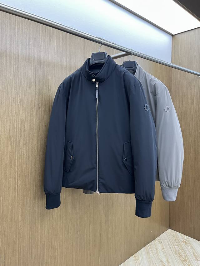 价格p修正 秋冬羽绒 羽绒服 M家2025新款羽绒服。立领设计，男女同款，时尚感满满。采用定制面料，防风防雨，保暖有型；蓬松保暖；胸前饰以品牌Logo，辨识度极