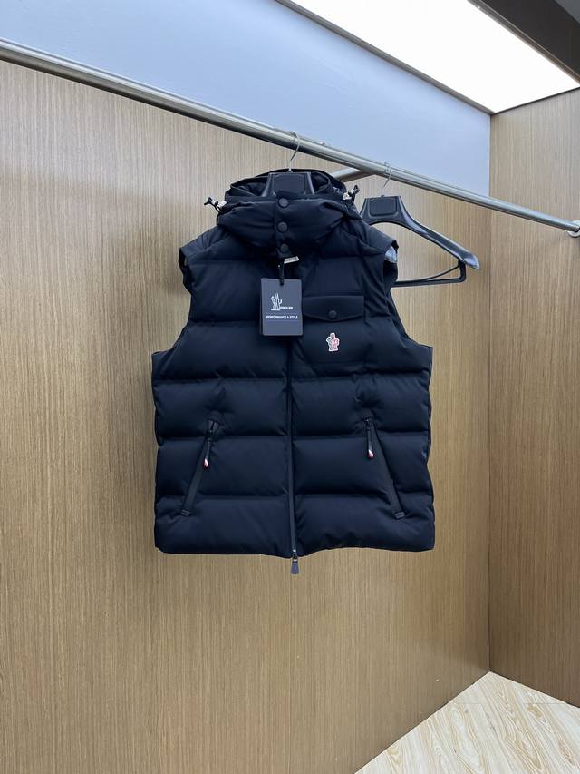 价格p修正 秋冬羽绒 Moncler2025新款连帽 Moncler这款采用的设计，增加了的实用性和百搭性，全衣采用高品质90国标白鸭绒，上身轻盈无负重感中空度