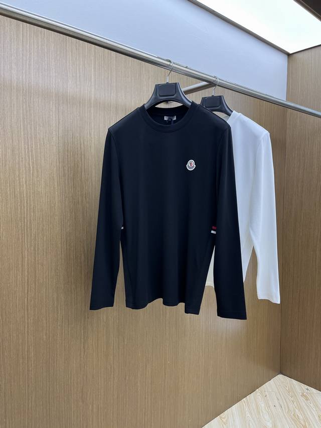 价格p修正 新款 Mon 官网秋冬新品长袖T恤 蒙口 面料采用新疆长绒棉 面料细腻柔软上身舒适 侧边拼接小点缀，简约中又不失时尚 Fjj特别值得推荐 高端品质