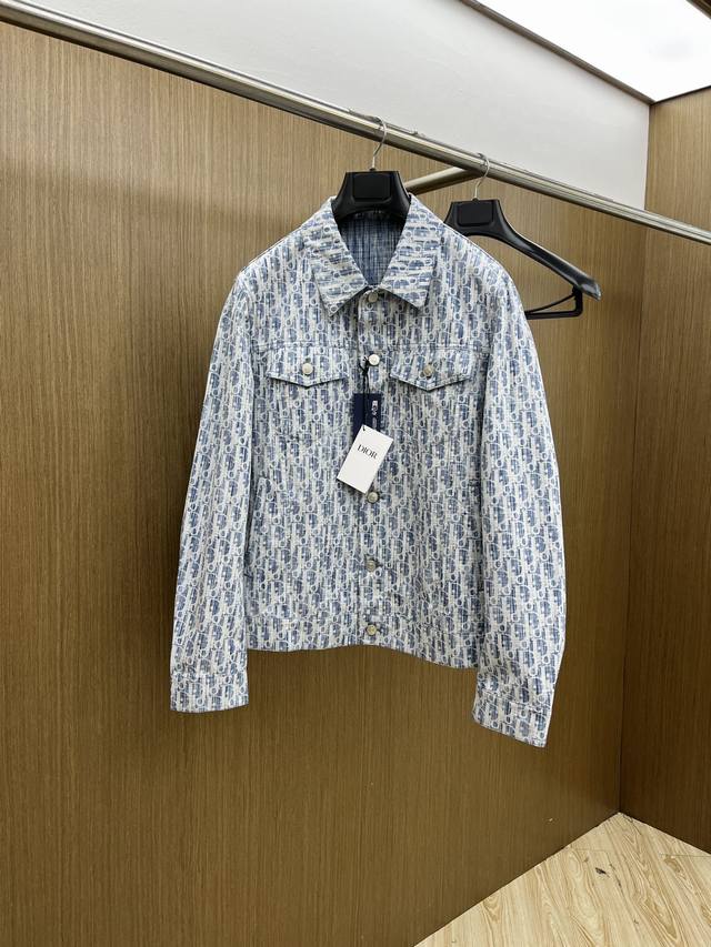 秋冬 Dior 满印牛仔上衣｜复古与潮流的精彩碰撞 这款满印牛仔上衣，是复古与潮流的完美融合！经典的牛仔材质，带着美式复古的随性与硬朗，而满印的图案设计，又为其