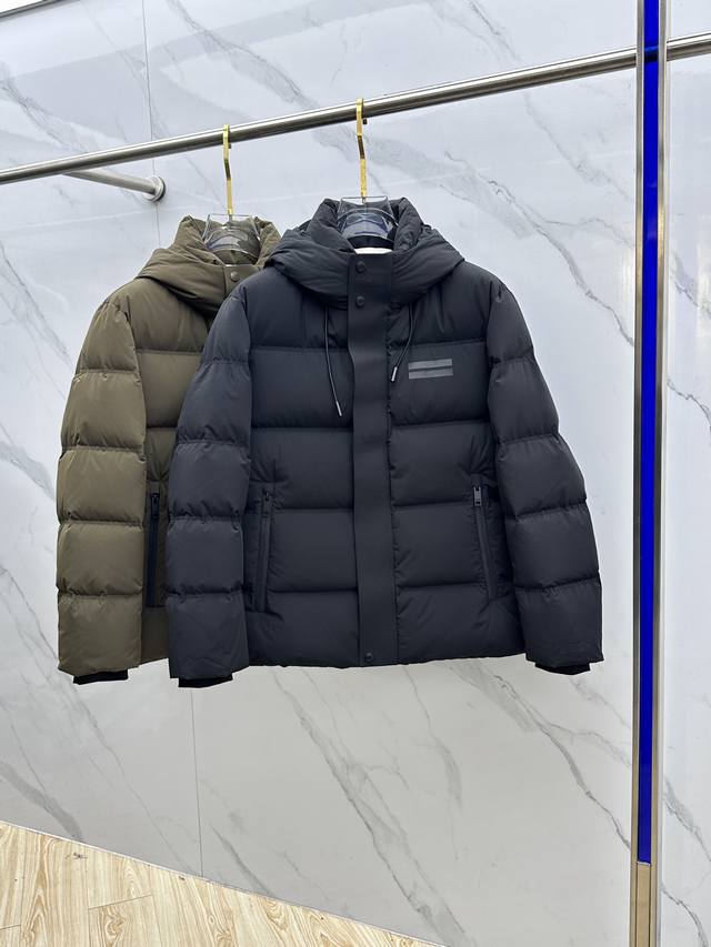 Zegna杰尼亚 2025Ss秋冬新款时尚休闲连帽羽绒外套 帽子不可拆卸 ，胸口经典Logo爆款羽绒服，国标90#白鸭绒填充，处处细节显工艺足够的高级 结构性剪