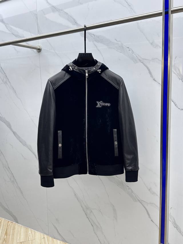 Lv路易威登 2025官网新款连帽款、绒面拼接小羊皮夹克。以轻盈的羊身搭配柔软的羊袖，缔造隽永时尚的转季衣物。门襟拉链及胸前巧妙点缀的Logo图案，在口袋外缘搭