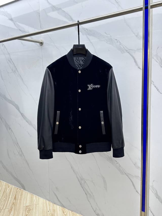 Lv路易威登 2025官网新款棒球服、绒面拼接小羊皮 这款黑色以轻盈的羊身搭配柔软的羊袖，缔造隽永时尚的转季衣物。门襟压扣钉扣，胸前巧妙点缀的Logo图案，在口