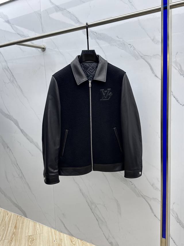 Lv路易威登 2025官网新款翻领款小羊皮毛呢拼接皮衣 这款黑色以轻盈的羊身搭配柔软的羊袖，缔造隽永时尚的转季衣物。襟前以压花及明线巧妙点缀的图案，在口袋外缘亦