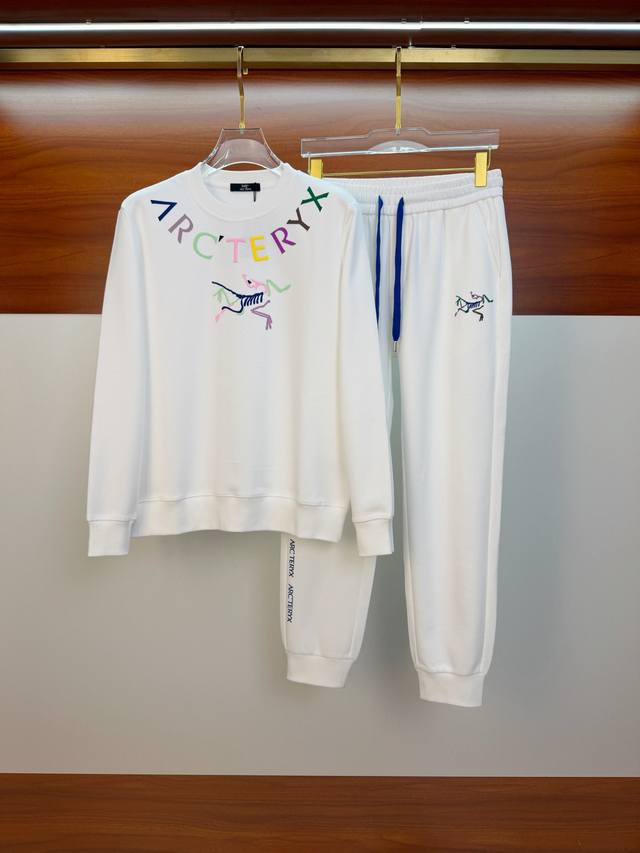 始祖鸟2025秋冬新款专柜同款休闲空气层面料套装，透气舒适休闲！高级感满满！细节精致高档，做工无可挑剔！原版高端面料很显高级！面料挺括抗皱耐磨，保暖利落有型 这