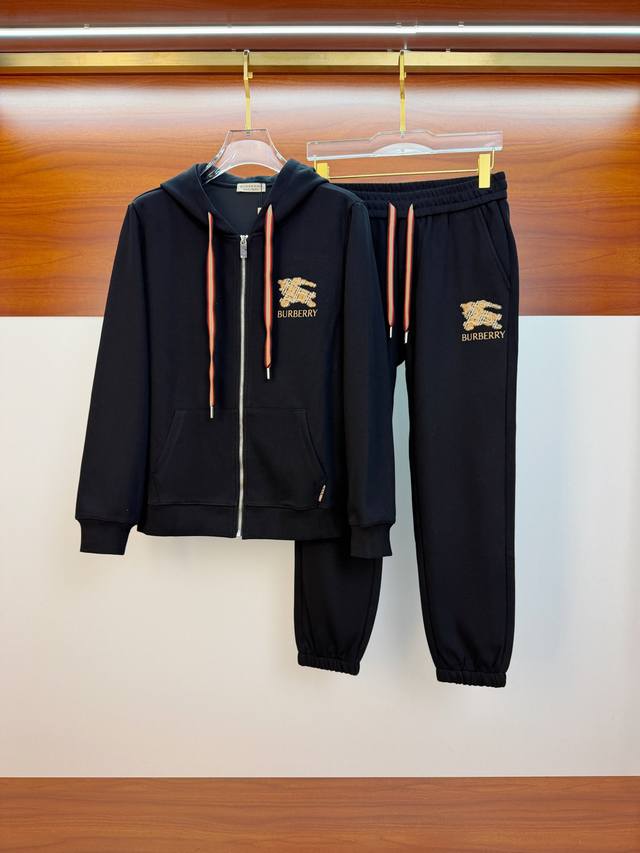 巴宝莉2025秋冬新款专柜同款休闲空气层面料套装，透气舒适休闲！高级感满满！细节精致高档，做工无可挑剔！原版高端面料很显高级！面料挺括抗皱耐磨，保暖利落有型 这