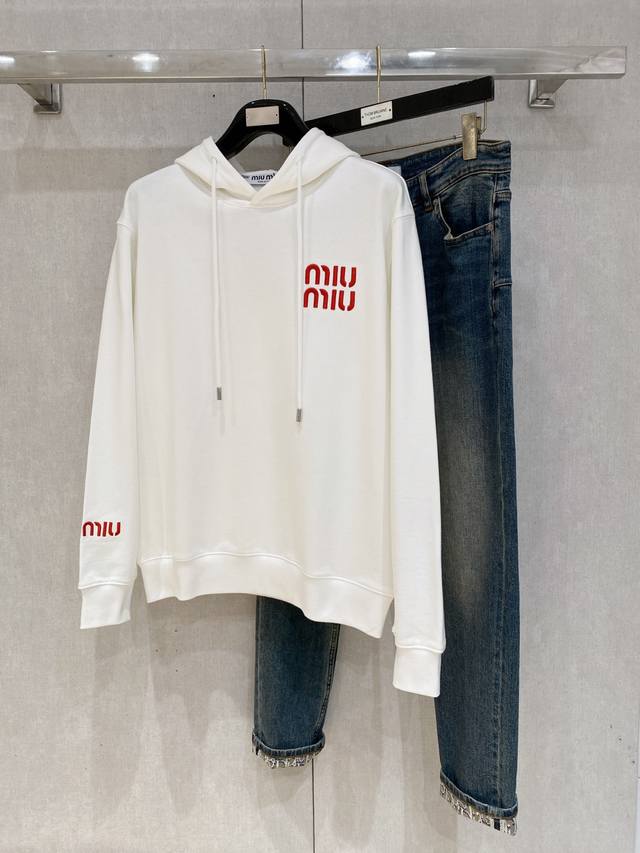 Miumiu25Ss 新品 最新最顶级版本精美工艺连帽卫衣，最顶级的品质专柜原单套头衫，顶级制作工艺进口面料，专柜品质重工刺绣设计，采用进口高端订制面料，进口丝