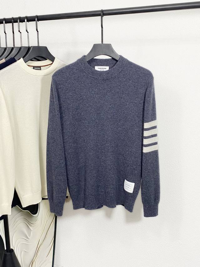 新品 Ez25Fw秋冬新款优质羊绒羊毛混纺纱线针织圆领毛衣，男士胸口三叉Logo刺绣基础休闲套头毛衣针织衫！贸易公司渠道稀出，Z家经典圆领款针织毛衣，为休闲衣橱