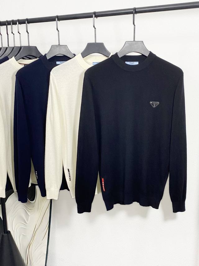 新品 pra2025秋冬新款澳洲精梳纯羊毛羊绒混纺面料针织圆领毛衣，男士经典三角徽标贴饰休闲基础纯色套头毛衣针织衫！贸易公司渠道稀出，同步官网发售！男士秋冬刚需
