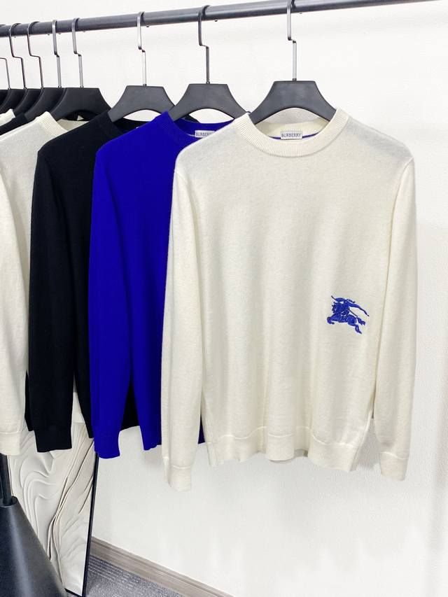 Bur2025秋冬系列马术骑士徽标刺绣羊毛羊绒针织衫圆领毛衣！毋庸置疑的热门单品，前片腰部的马术骑士刺绣图案，将英伦高奢贵气的风格完美诠释，无疑又是一款上身惊艳